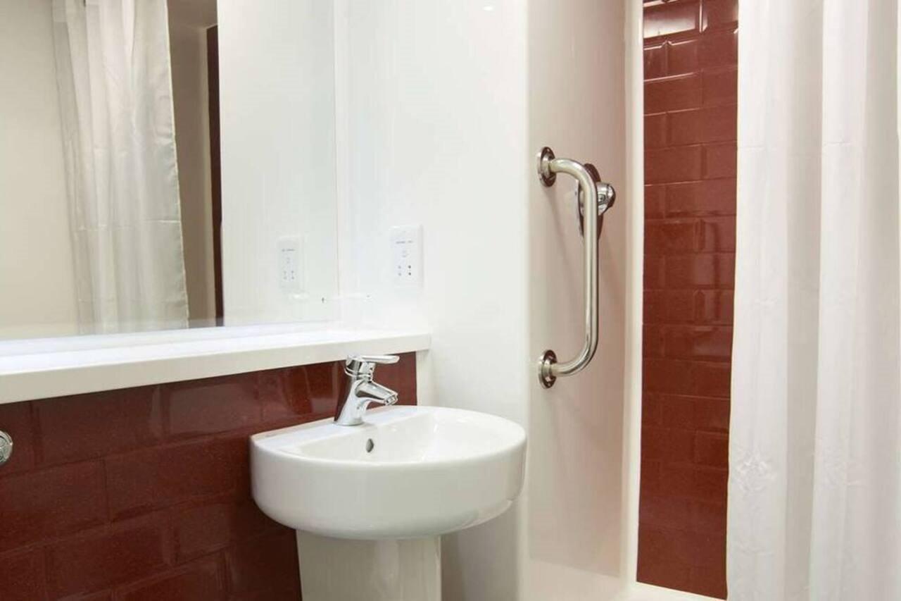 Travelodge Eastleigh Central Esterno foto